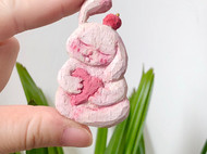 原创木雕胸针：粉红兔兔🐰