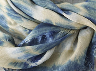 砂色。蓝靛和石榴染色的亚麻围巾