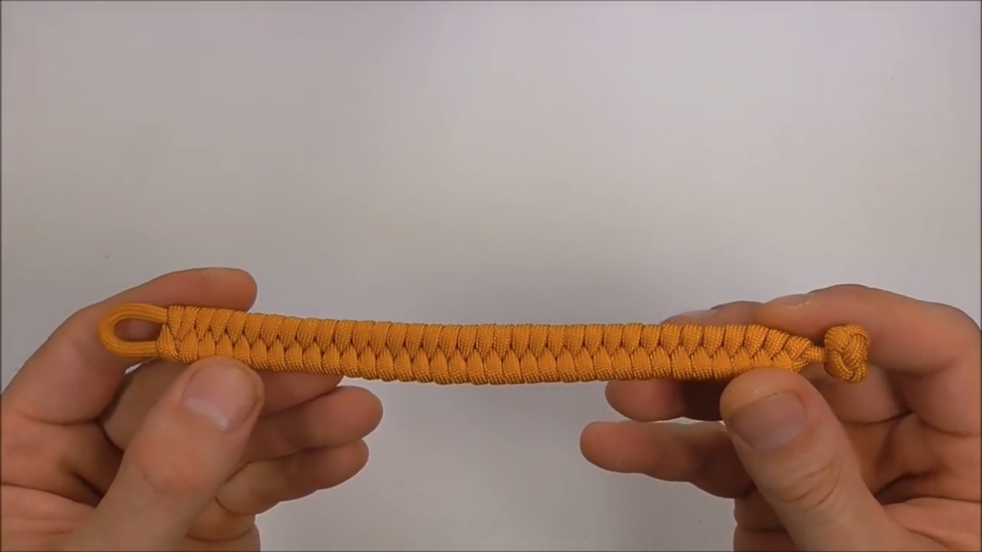 绳编教程 | 简单快速的编织一条手链（手绳）