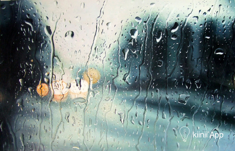 坐在车的后座,凝视着窗外的雨滴和模糊,以及在雨水中模糊和迷离的灯光