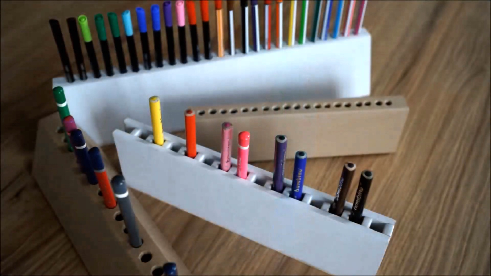 [废物利用] DIY手工制作3种样式的纸箱纸板搁笔架笔插视频教程