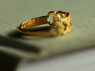 复刻清代早期宫廷如意纹金戒指，复刻款为银戒指。