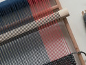DIY手工编织图解教程：如何使用小型织布机编织长长的围巾？