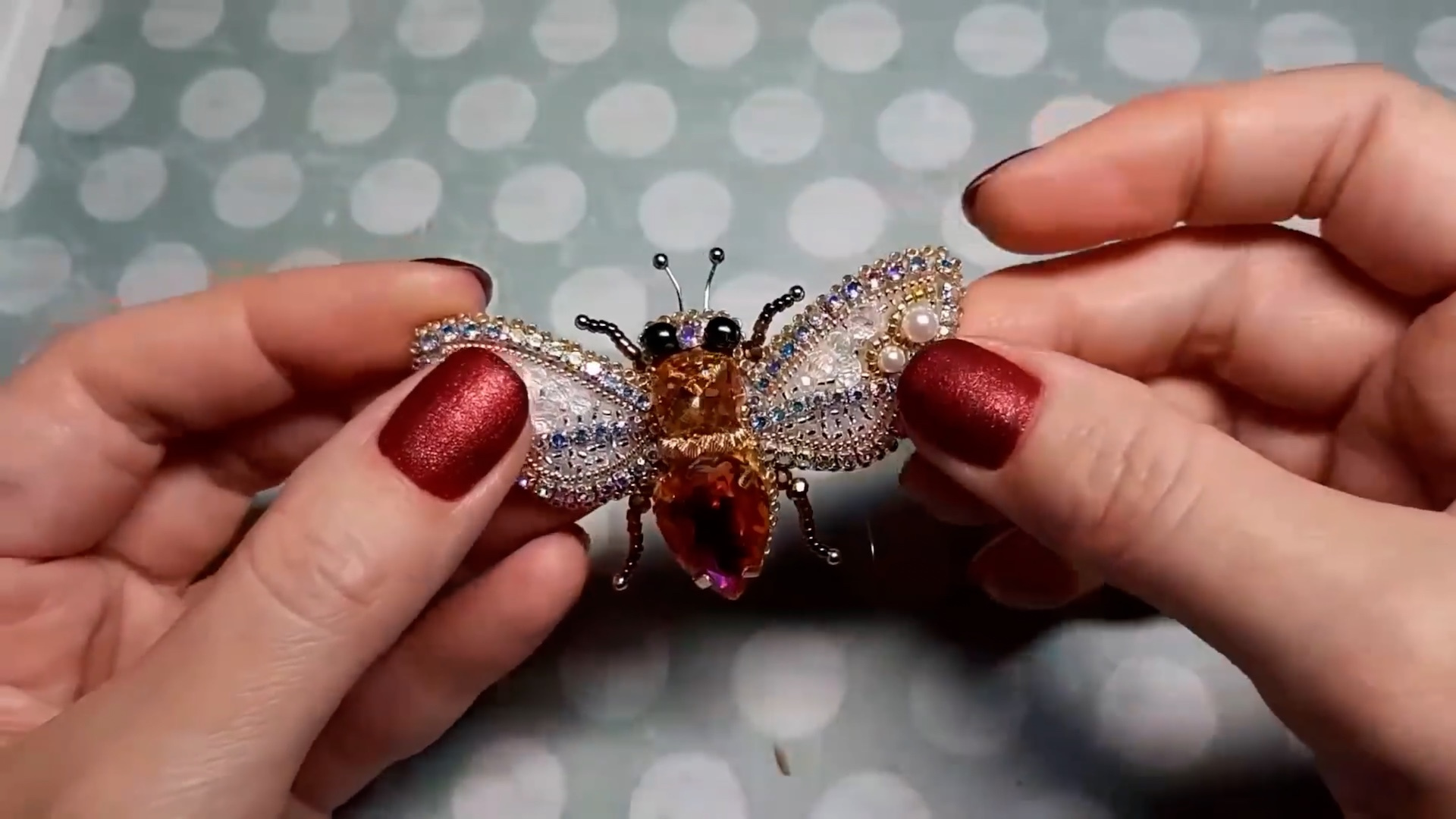 DIY珠绣蜜蜂胸针手工刺绣过程视频教程